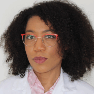 « Le niostem est une solution innovante et non invasive pour l’alopécie androgénétique. Les études cliniques montrent des améliorations significatives de la densité capillaire sur six mois par rapport au groupe placebo. L’utilisation est simple : 30 minutes par jour à la maison. Scientifiquement prouvé et facile à utiliser, c’est une option prometteuse pour la restauration des cheveux ».